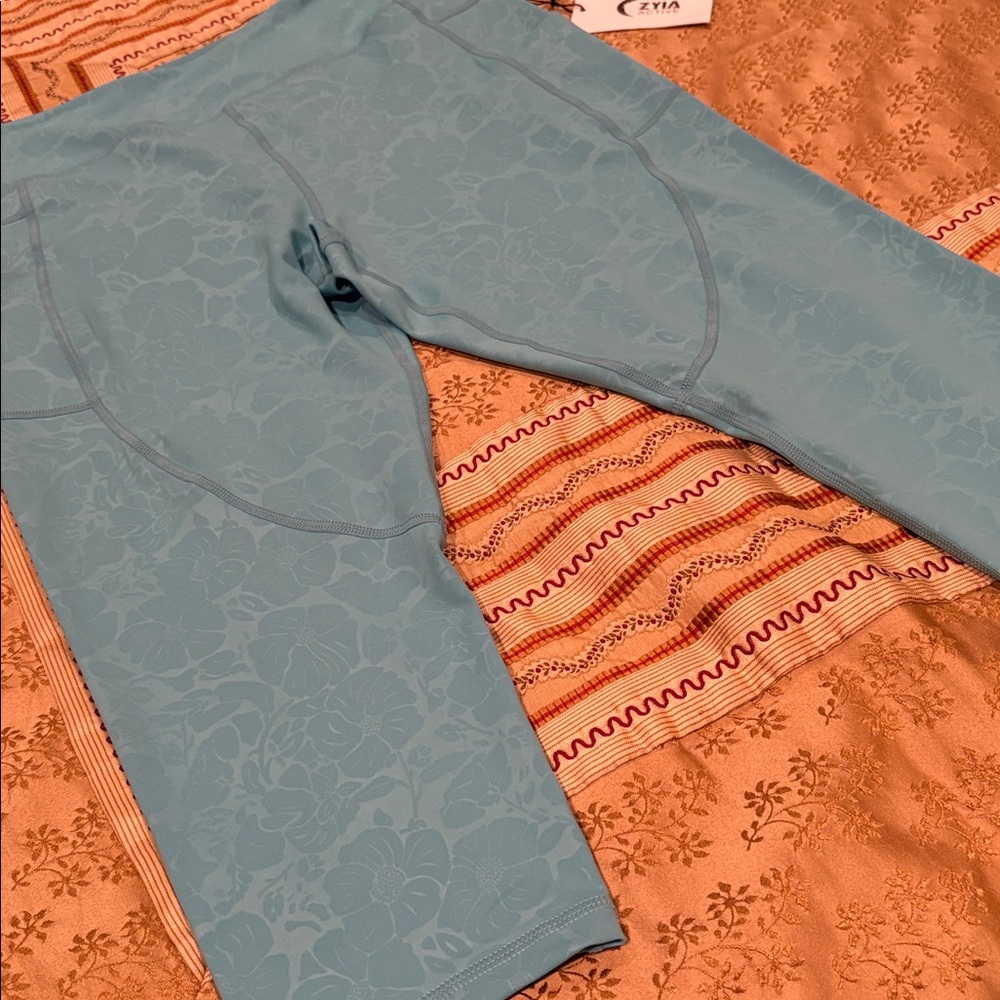 NWT ZYIA Active Aqua Paradise Pocket Light n Tight High Rise Capri, 20